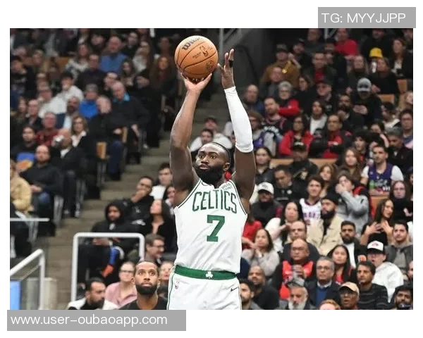 杰伦布朗高效表现三分球火力全开助力球队获胜